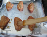  红炆鸡翅,烤制过程中拿出鸡翅，刷面2到3次