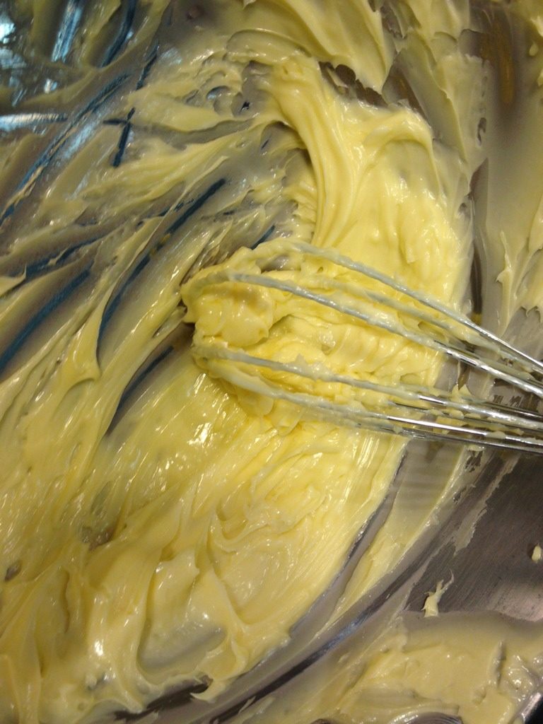 小C-熊猫饼干,用打蛋器将黄油打成淡黄色；