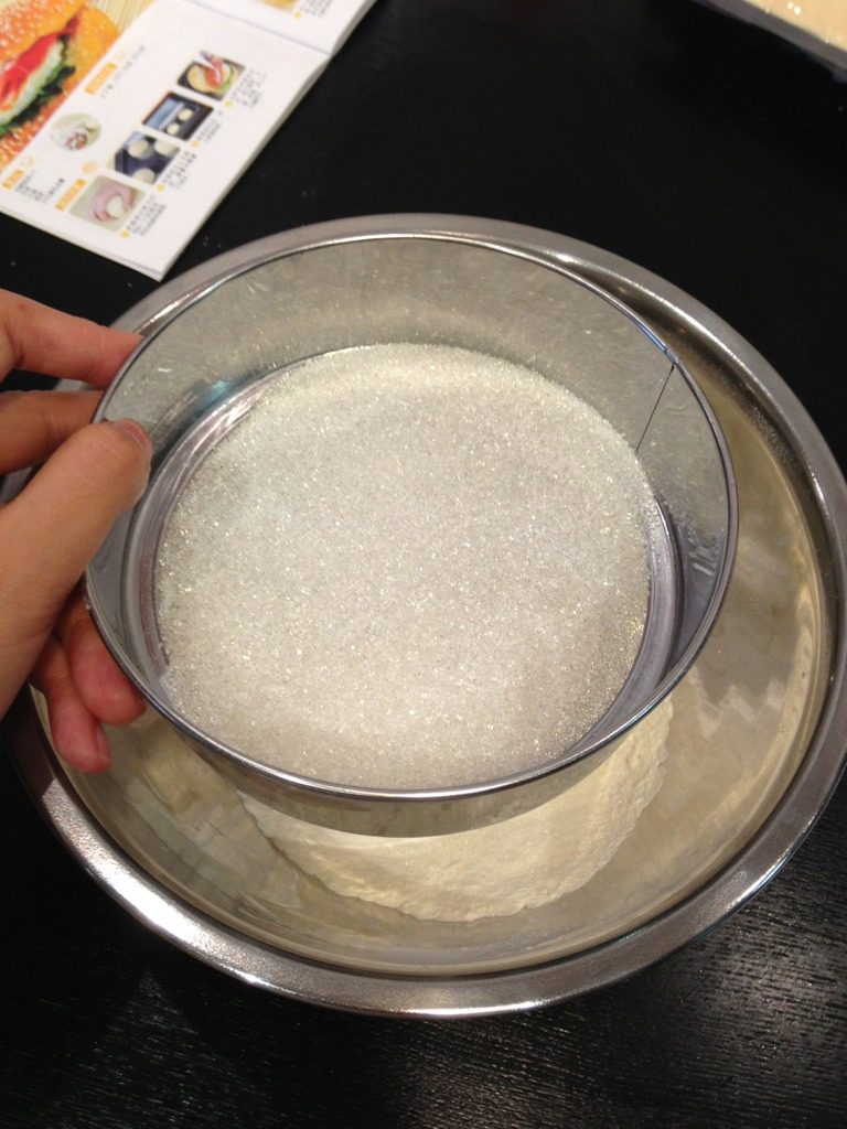 小C-熊猫饼干,将面粉、白糖粉用粉筛筛过后，进入之前打匀的黄油充分拌匀；
