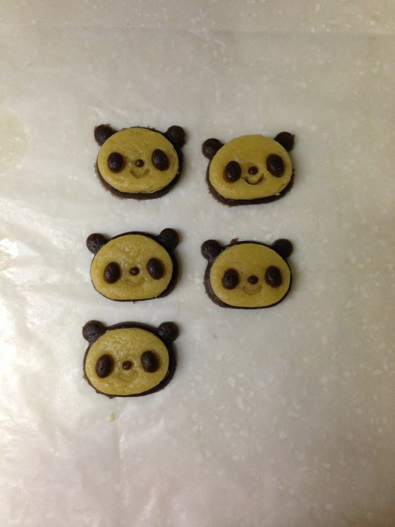 小C-熊猫饼干,用擀面杖讲面团擀成0.3cm厚的面皮，用饼干模具压出形状；