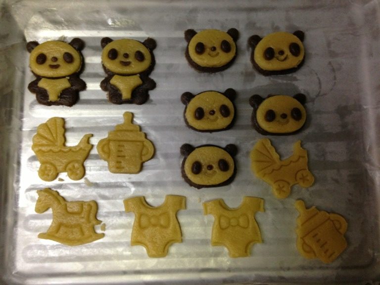 小C-熊猫饼干,多余的面团，任意做成其他形状，装入烤盘；