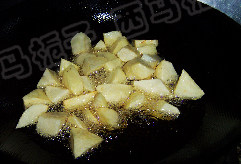土豆炖鸡块,将锅置于火上，倒入食用油，热后下入土豆块。炸成黄色，捞出控净油