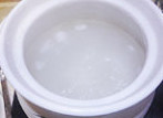 海虾粥,泡好的大米连同泡米水一起放入砂锅，继续注入水，水量用指头量一下，水位高度起码为大米高度的3-4倍；
