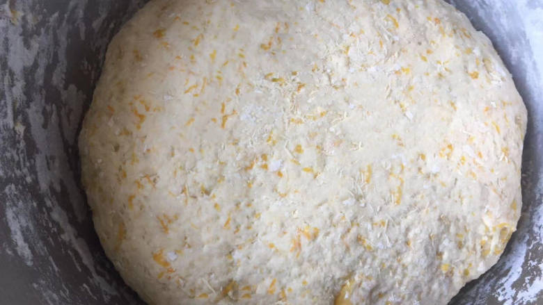 南瓜爱心饼,下手揉成面团封上保鲜膜，放置发酵1.5倍大小