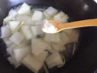 冬瓜瘦肉汤,加入适量盐调味