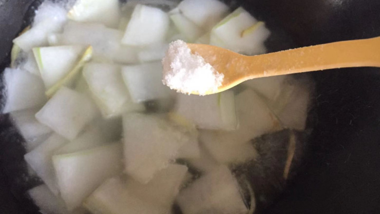 冬瓜瘦肉汤,加入适量盐调味