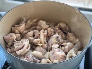 土豆香菇焖鸡,锅中倒适量食用油烧热，下入鸡肉块翻炒至发白变色状态。