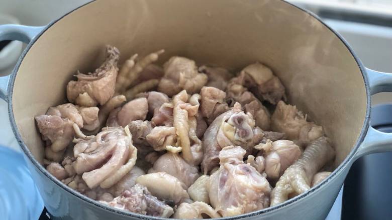 土豆香菇焖鸡,锅中倒适量食用油烧热，下入鸡肉块翻炒至发白变色状态。