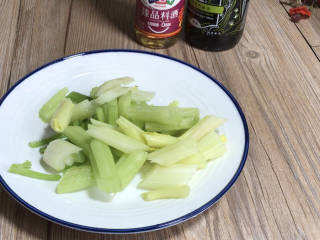 泡椒芹菜炒猪肝,西芹去叶留茎，拍松后切成小段备用