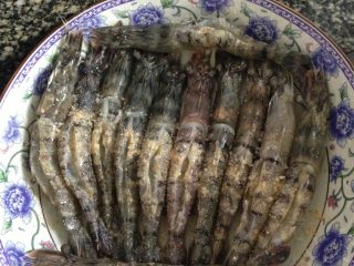 芦笋蒜蓉烤虾,如图撒上盐巴、料酒、胡椒粉腌制10钟