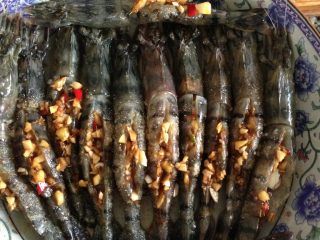 芦笋蒜蓉烤虾,如图，姜蒜，往里面塞好，在塞上红辣椒