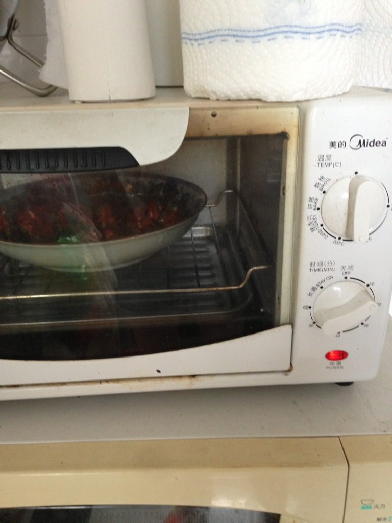 芦笋蒜蓉烤虾,放如烤箱，180度烤10分钟，拿出来