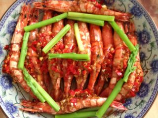 芦笋蒜蓉烤虾,芦笋，切断，用开水烫一下捞出放盘上就可以了配芦笋吃有点清爽的感觉