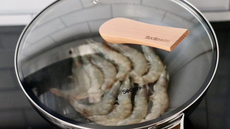 马蹄彩椒炒虾,盖上锅盖小火慢慢煎至。