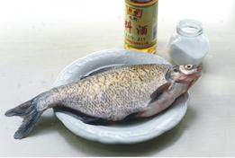孔雀开屏鱼,鱼身上均匀的抹上料酒和盐，撒少许胡椒粉，腌15分钟备用;