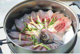孔雀开屏鱼,撒上葱姜丝，蒸锅里水开后将鱼放入锅中，蒸6分钟后关火，不要揭锅盖，继续利用锅的余温焖3分钟;