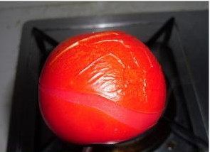 酥皮番茄浓汤 ,将番茄有根筷子叉上放灶上烤一烤，一会儿皮胀开了