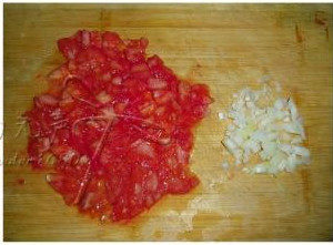 酥皮番茄浓汤 ,轻松把皮撕开，将番茄和洋葱都切成末