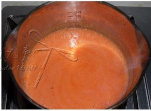 酥皮番茄浓汤 ,将番茄和洋葱末放入料理机，加入鸡汤打成浓汤，然后倒入锅中加热烧开