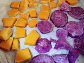 紫薯南瓜苦瓜圈,将紫薯和南瓜切小块蒸熟/或切块放保鲜袋里，撒点水，高火微波炉转3分钟。