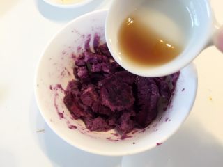 紫薯南瓜苦瓜圈,紫薯南瓜用叉子背捣成泥，稍放凉，淋上少许枫糖/蜂蜜搅拌均匀