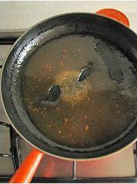 煎酿苦瓜,锅内还有余油，接着倒入其它B料，加热让芡汁浓稠;