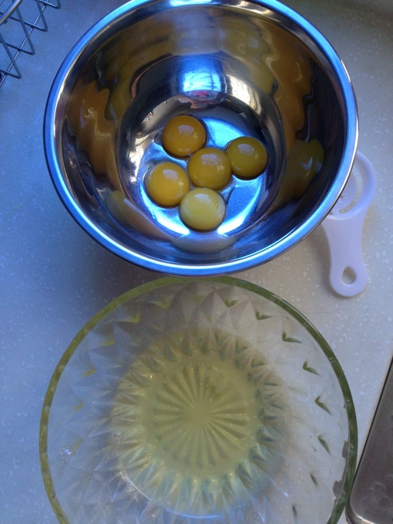 小C的芒果威风蛋糕,用滤蛋器将将蛋白和蛋黄分离，盛蛋白的盆要保证无油无水；