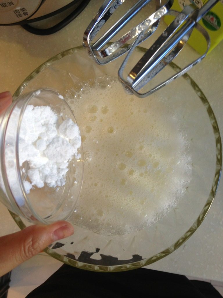 小C的芒果威风蛋糕,用打蛋器把蛋白打到呈鱼眼泡状的时候，加入20g砂糖粉；