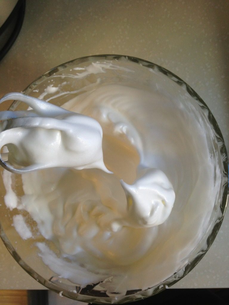小C的芒果威风蛋糕,再继续打一会儿，当提起打蛋器的时候，蛋白能拉出一个短小的直立的尖角，就表明达到了干性发泡的状态，放一边备用；