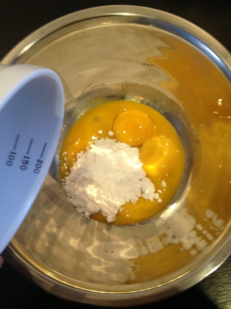 小C的芒果威风蛋糕,把剩下的30g砂糖粉加入蛋黄；