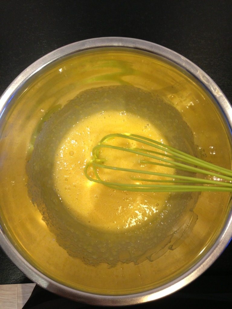 小C的芒果威风蛋糕,用打蛋器轻轻打散蛋黄，不需要打发蛋黄；