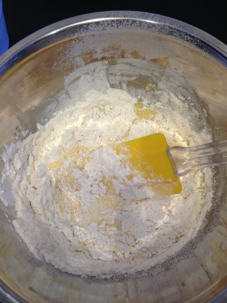 小C的芒果威风蛋糕,用橡皮刮刀轻轻翻拌均匀，不要过度搅拌，以免面粉起筋；
