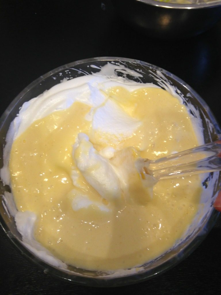 小C的芒果威风蛋糕,翻拌均匀后，把蛋黄糊全部倒入盛蛋白的盆中，用同样的手法翻拌均匀，直到蛋白和蛋黄糊充分混合；
