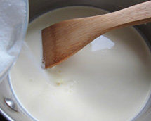 经典法式香草冰激凌,混合材料A的牛奶、淡奶油和细砂糖，搅拌均匀