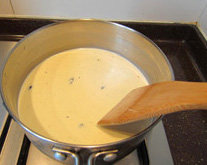 经典法式香草冰激凌,将香草籽和香草壳一起加进牛奶奶油锅中，开小火慢慢加热，边加热边贴锅底搅拌防止糊锅底，加热至微微沸腾，关火，盖上锅盖焖5分钟