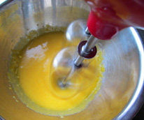 经典法式香草冰激凌,立即用电动打蛋器打发，打发至颜色发白、体积变大、呈浓稠的蛋黄酱的状态，而且糖也基本全部融化了