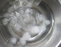经典法式香草冰激凌,准备一盆冰水，隔冰水再放上一个干净的盆，导热性要好