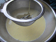 经典法式香草冰激凌,将蛋糊离火，立即过滤到隔冰水的盆子里