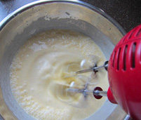 经典法式香草冰激凌,边搅拌变冷却，糊糊冷却至室温或更低，离开冰水，立即用电动打蛋器快速打发约5分钟