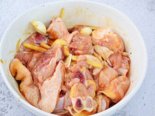 姜葱冬菇蒸滑鸡,抓匀腌制半小时