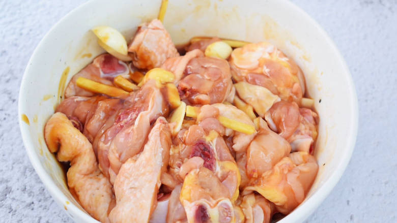 姜葱冬菇蒸滑鸡,抓匀腌制半小时