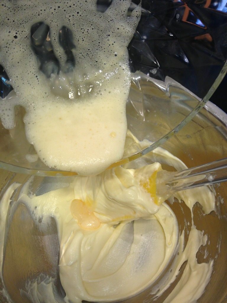 小C的纯手工熊猫饼干,将鸡蛋液分2〜3次加入大发的黄油里，每次都要搅拌均匀后再加下一次；