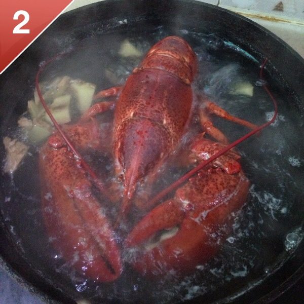 奶油芝士焗龙虾,然后放入生姜片，盖上锅盖煮10分钟