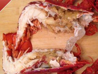 奶油芝士焗龙虾,把刀拔出后，叉入头和身体的连接部位，顺着尾巴的方向对半切开