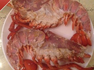 奶油芝士焗龙虾,头部所有的东西都扔掉不要，冲洗干净，保留好完整的龙虾壳