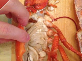 奶油芝士焗龙虾,注意龙虾头和连接着脚部分的腮也要清洗掉