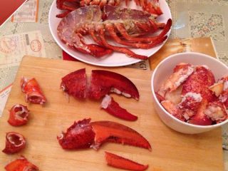奶油芝士焗龙虾,龙虾肉的准备工作完毕