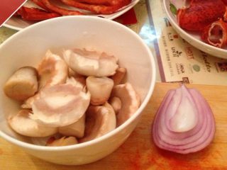 奶油芝士焗龙虾,准备好口蘑洗净，洋葱大蒜去皮