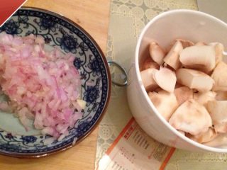 奶油芝士焗龙虾,口蘑洗净横竖各切一刀，分成四瓣，洋葱和大蒜全部切成碎末
