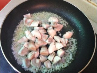 奶油芝士焗龙虾,小火炒香后，放入蘑菇，中火炒出水份